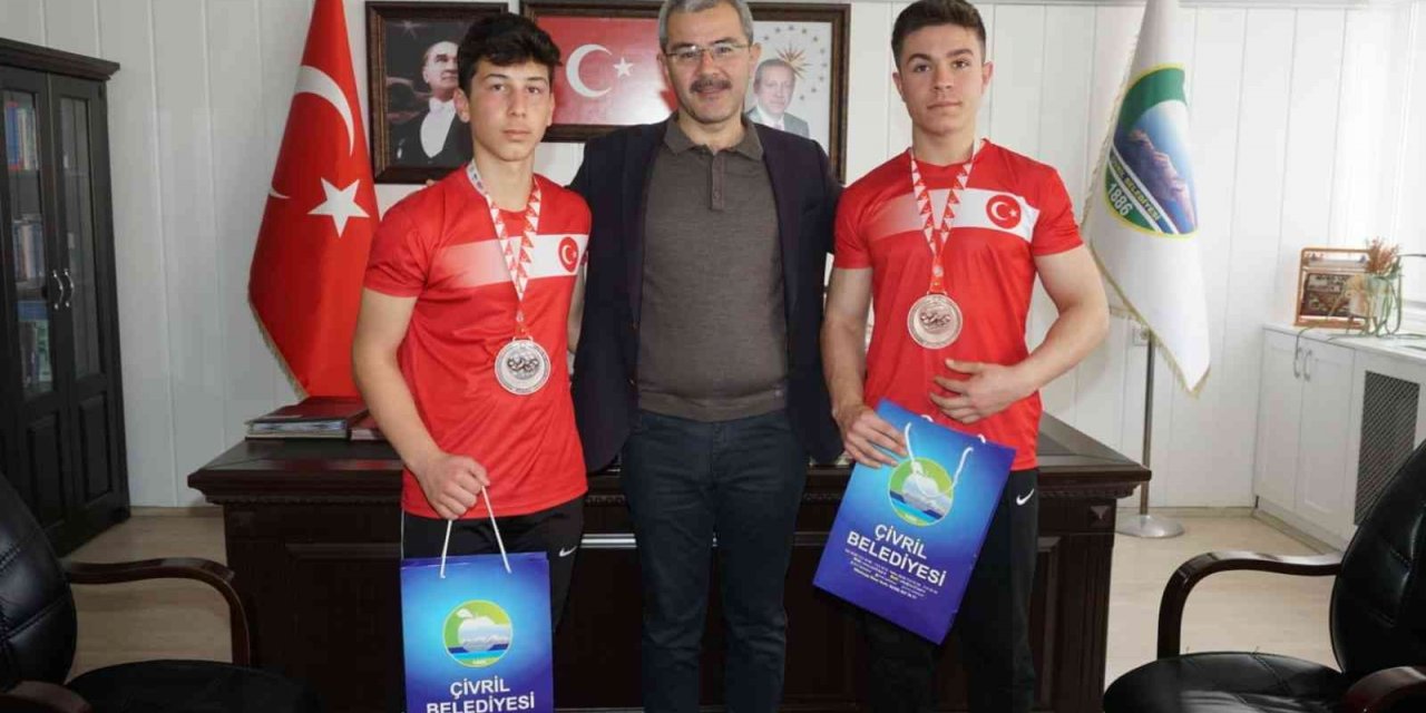 Dünya şampiyonları, başarılarını Başkan Vural ile paylaştı