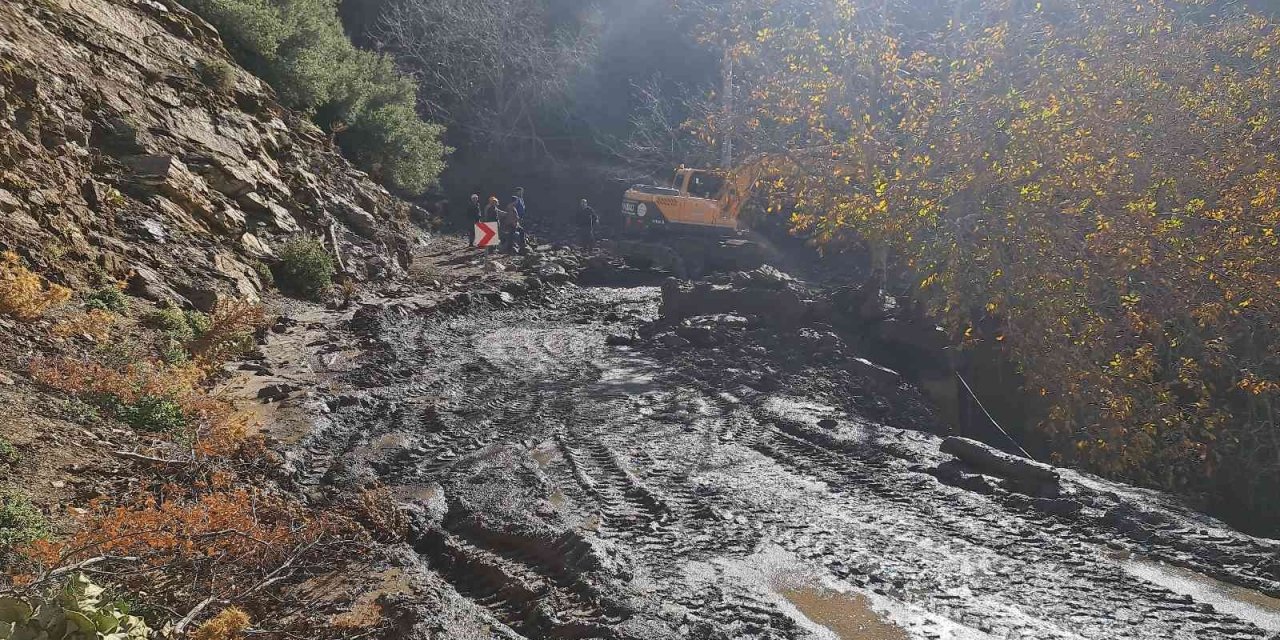 İzmir’de aşırı yağış sonrası oluşan heyelan yolu kapattı