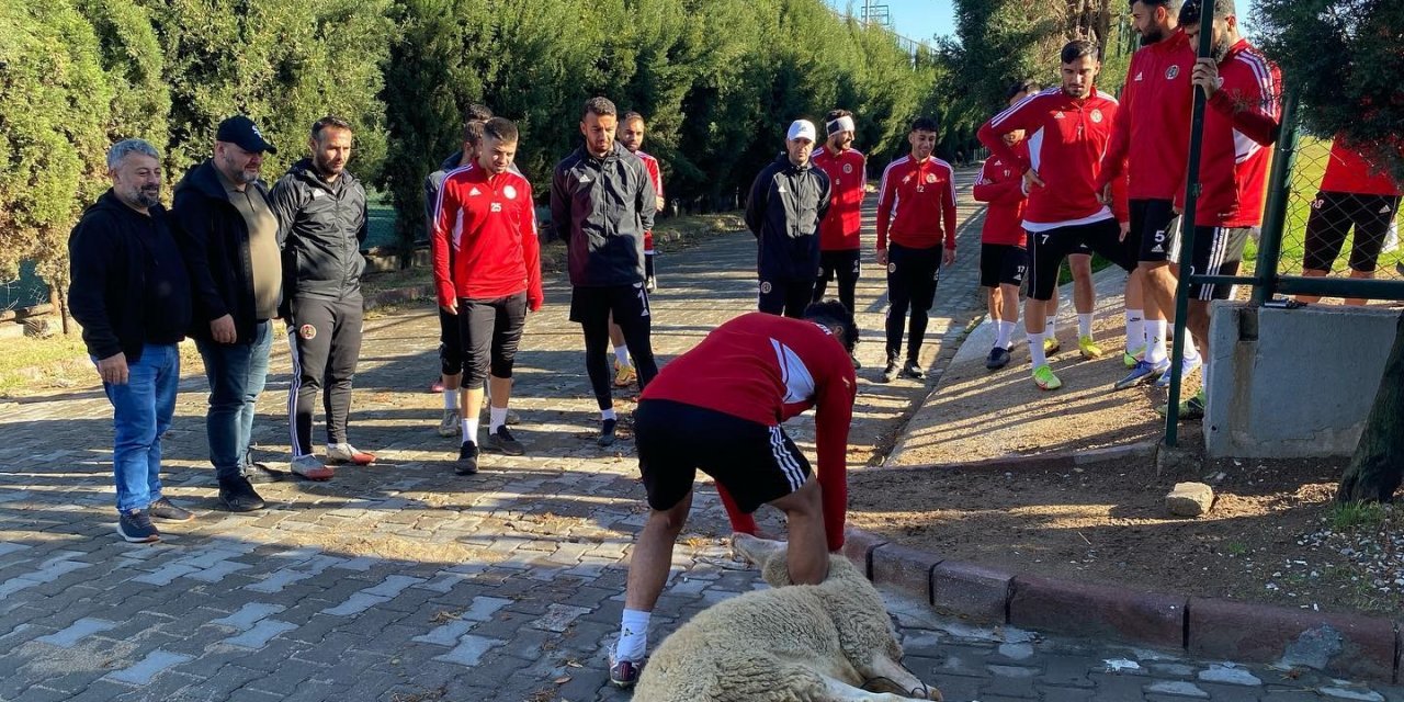 Turgutluspor, Ayvalıkgücü Belediyespor karşılaşması öncesi kurban kesti