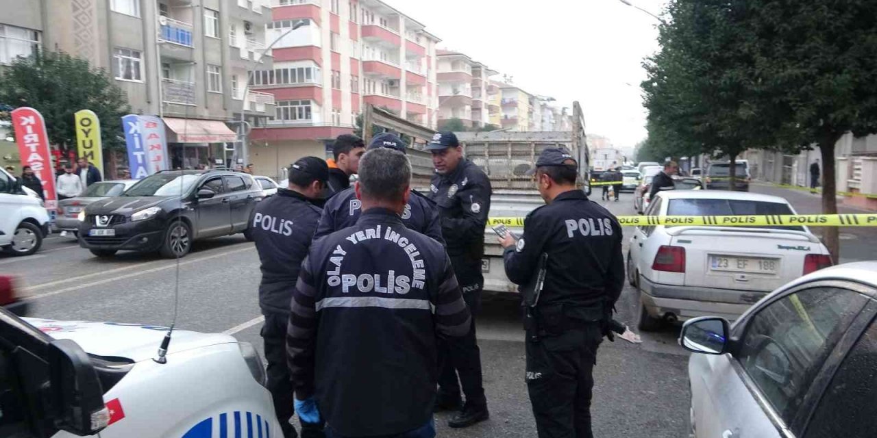 Sokak ortasında amcasına kurşun yağdırdı