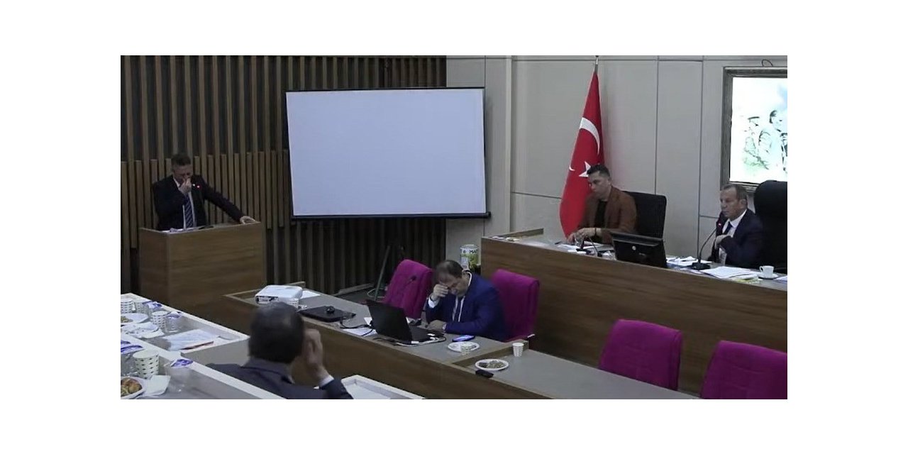 Belediye meclis üyesi kürsüde ağladı