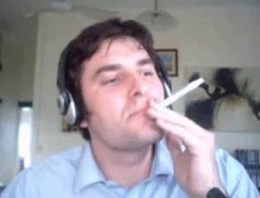 Kur'an-ı Kerim'den sigara yapıp içti!