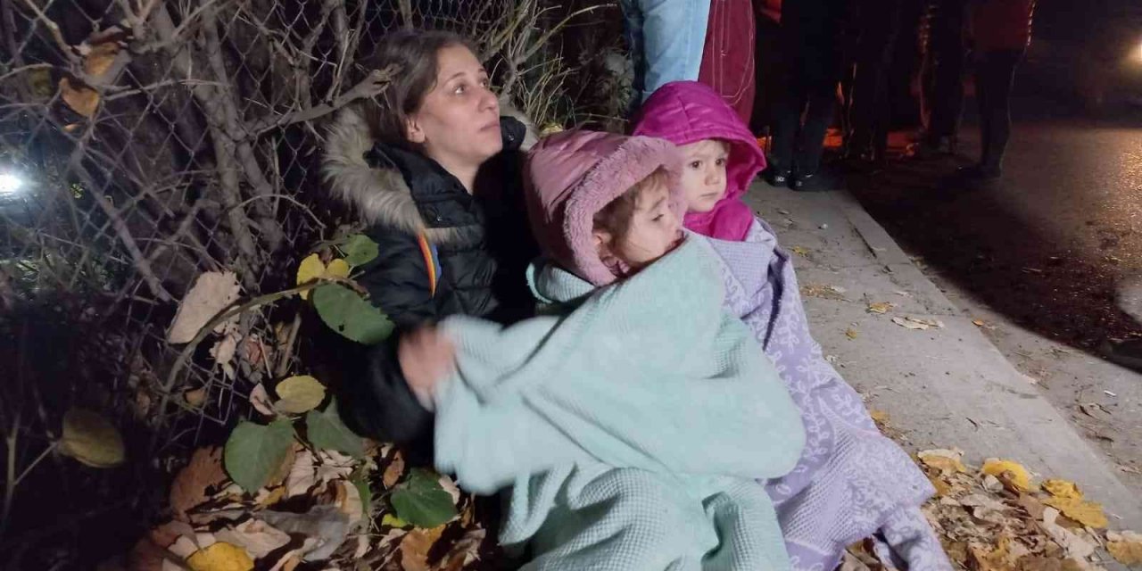 Deprem sonrasında vatandaşlar sokağa çıktı, ısınmak için ateş yaktı