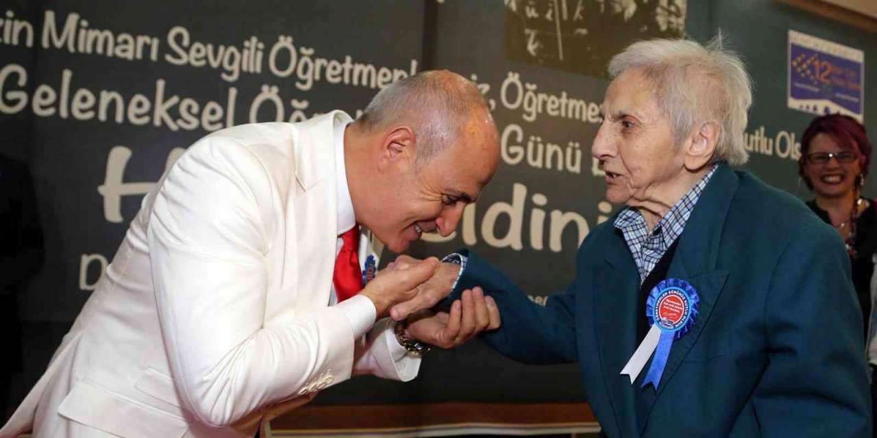 Büyükçekmece Belediye Başkanı Akgün: “Toplumlar öğretmenlerin sayesinde aydınlanabilir”