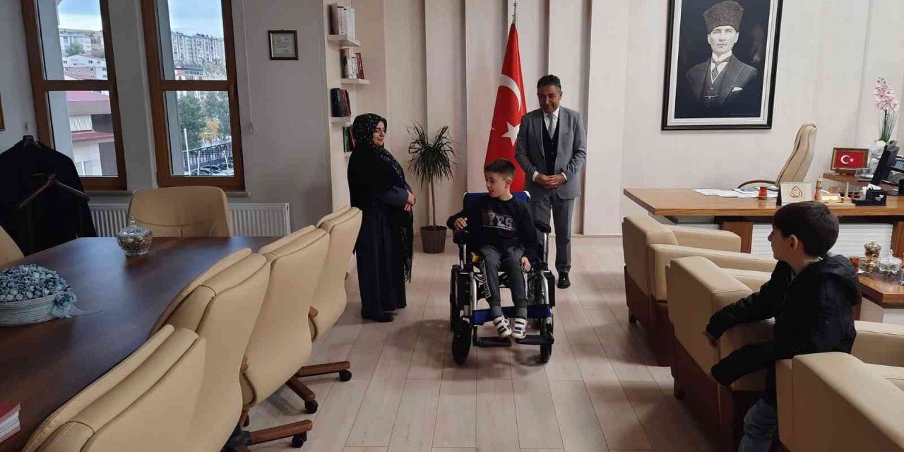 Özel eğitim öğrencisi akülü tekerlekli sandalyesine kavuştu