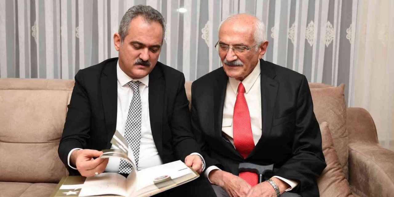 Bakan Özer, eğitimci Niyazi Karasar’ı ziyaret etti