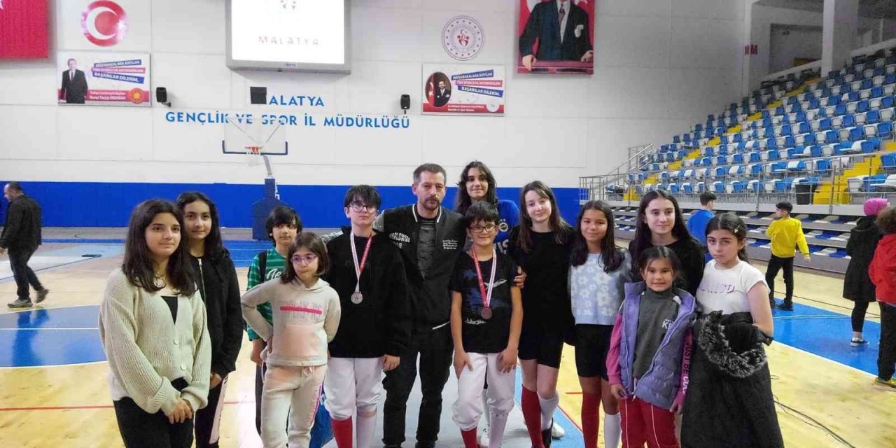 Eskrim takımı Sivas’a 8 madalya ile döndü