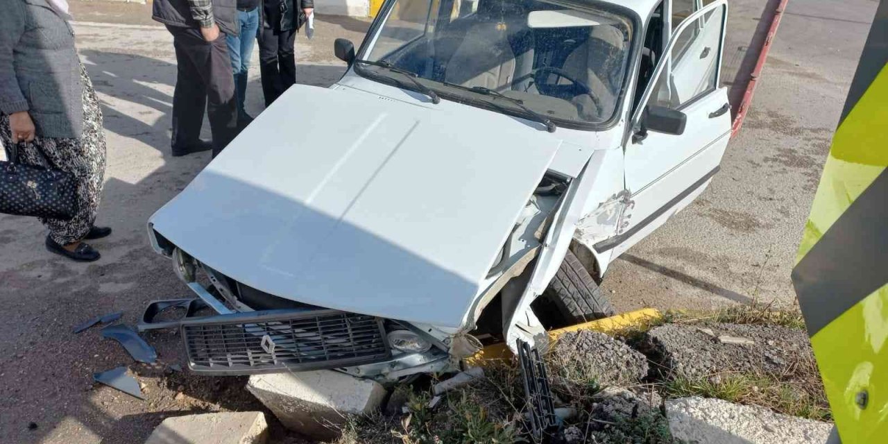 2 otomobilin çarpıştığı kazada şans eseri yaralanan olmadı