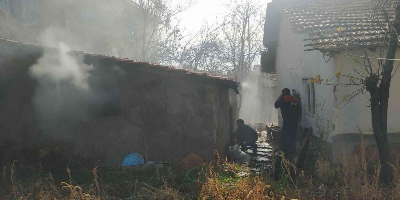 Odunlukta çıkan yangın büyümeden kontrol altına alındı