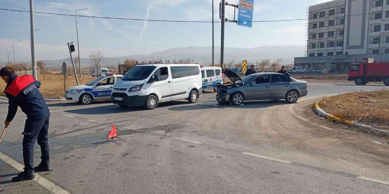Gemerek’te otomobiller çarpıştı: 2 yaralı