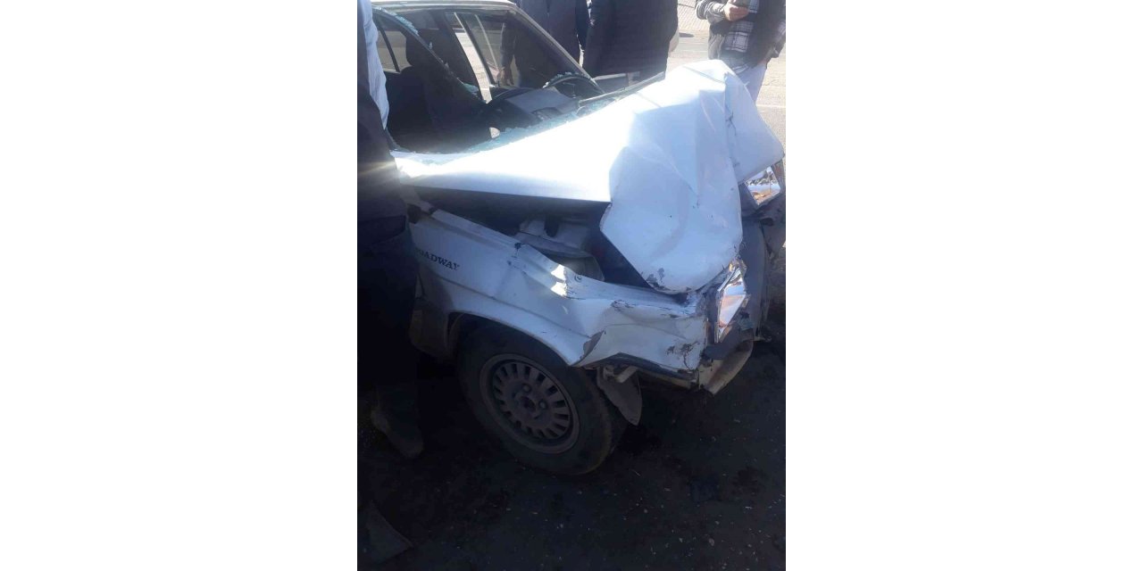 Otomobiller kavşakta kafa kafaya çarpıştı: 5 yaralı