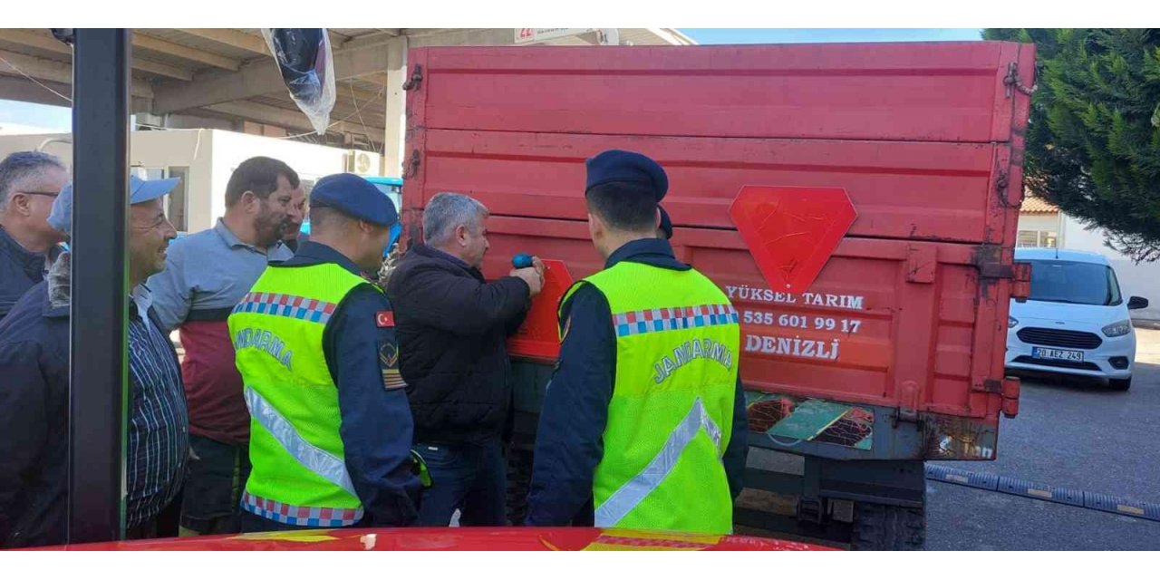 Jandarmadan tarım araçlarının karıştığı kazalara reflektörlü çözüm