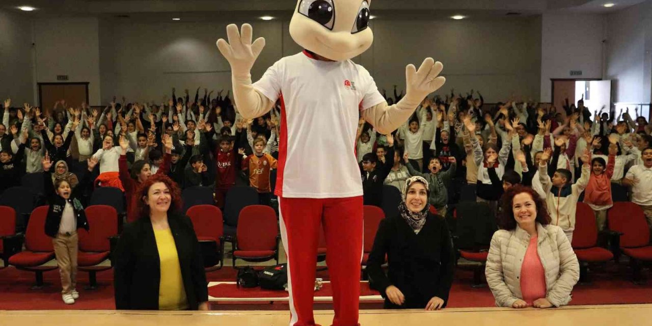 İzmir’de çocuklar eğlenerek spor eğitimi aldı