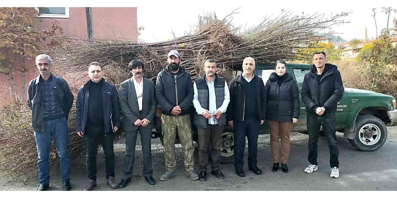 Akçadağ’da 540 adet sertifikalı badem fidanı dağıtıldı