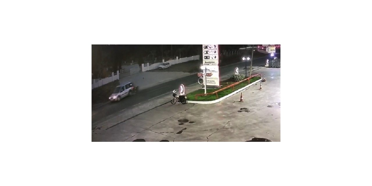 Motosiklet sürücüsünün ağır yaralandığı kaza kamerada