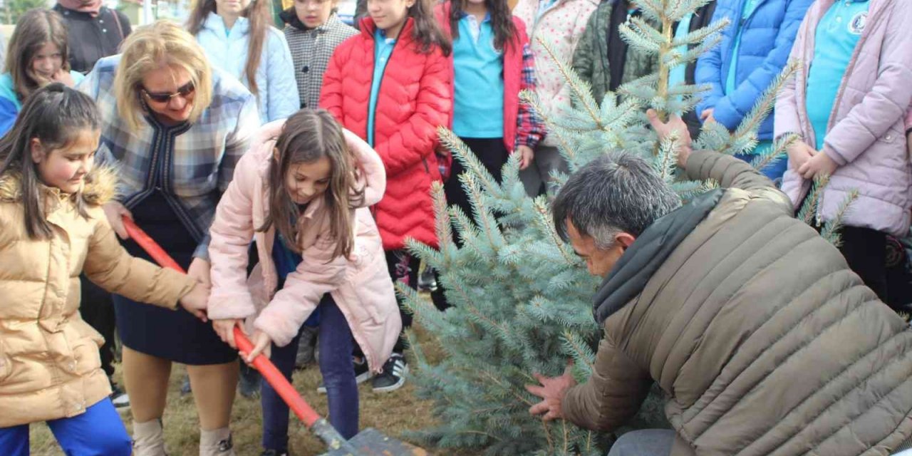 Vali Ergün’ün öğretmen eşi ‘Öğretmenler Günü’nü fidan dikerek kutladı