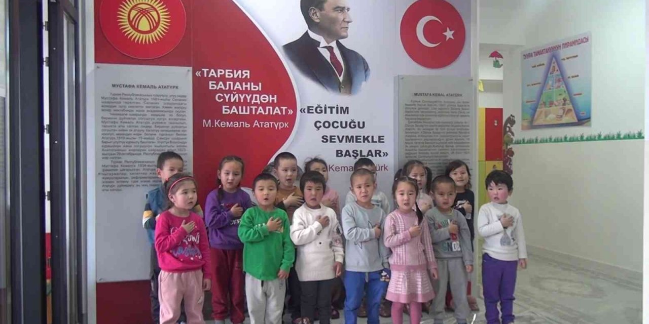 Etimesgut Belediyesi’nin Kırgızistan’da inşa ettiği Atatürk Kreş Anaokulu ve Gündüz Bakım Evi’nde Öğretmenler Günü etkinliği