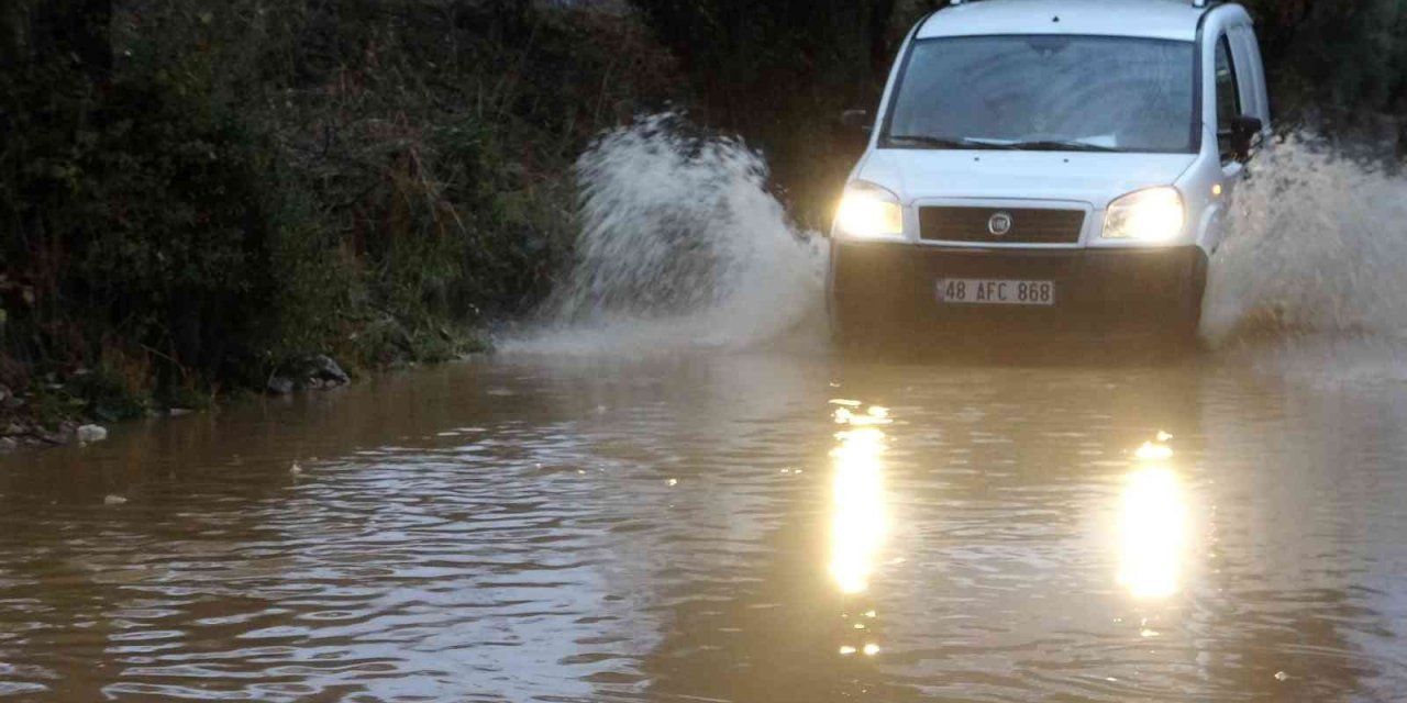 Muğla’da şiddetli yağış bazı cadde ve sokakları sular altında bıraktı