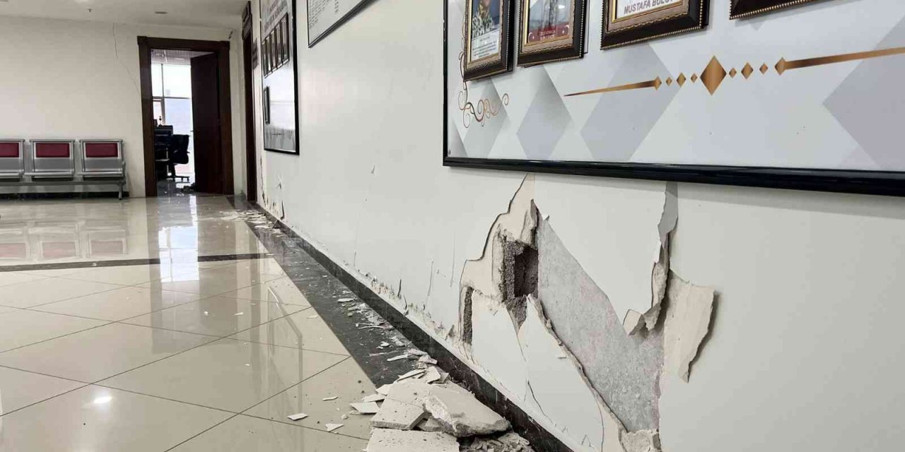 Deprem Cumayeri’nde kamu binalarında hasara neden oldu