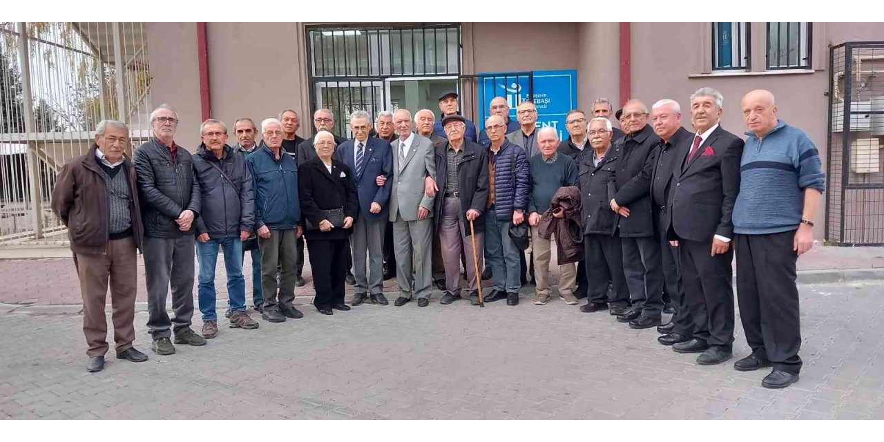 Eskişehir’de emekli öğretmenler 48 yıl sonra buluştu