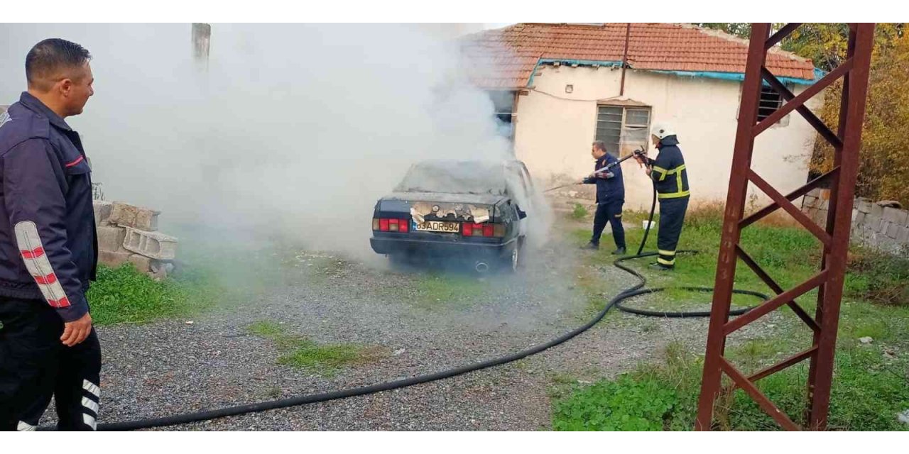 Hatay’da park halindeki araç yandı