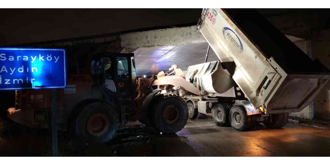 Damperi açık unutunca köprüye takılıp kaldı