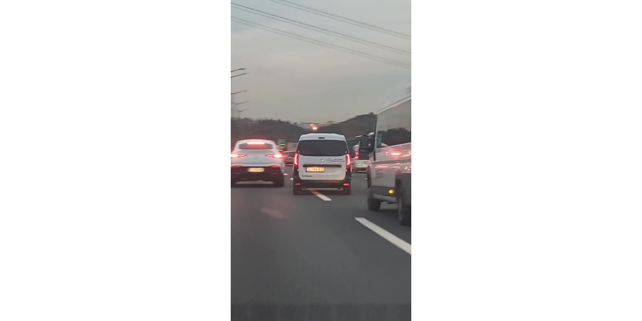 FSM Köprüsü yolunda art arda makas atarak ilerleyen araç kamerada