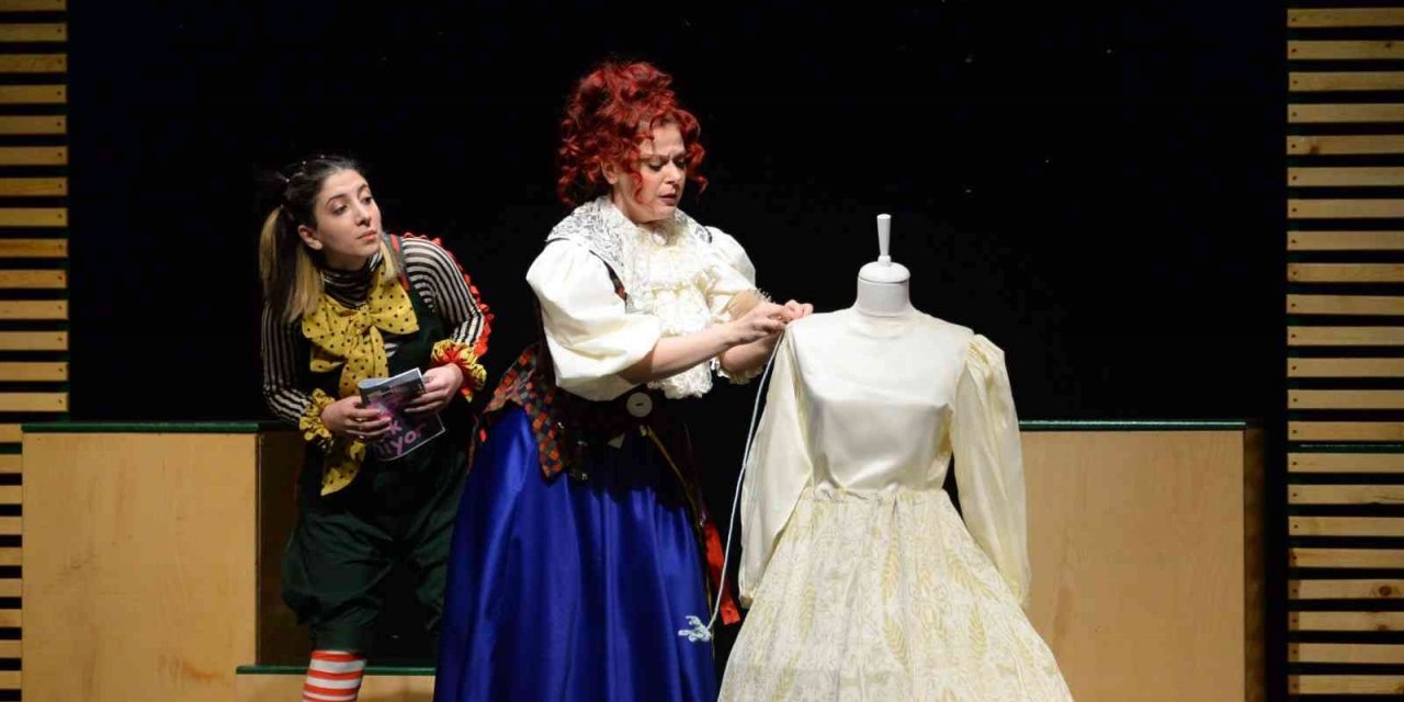 Bozüyük’te ’Kostüm Odası’ adlı çocuk oyunu sergilendi