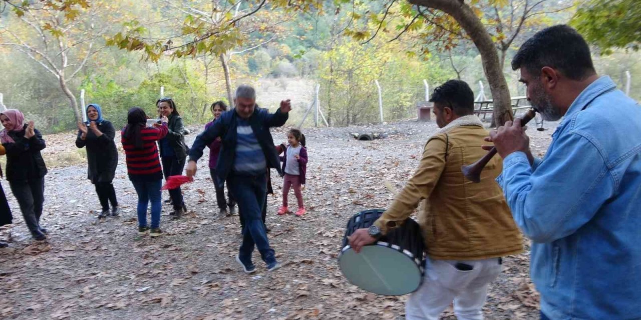 Adanalı öğretmenlerden Adana usulü  kutlama