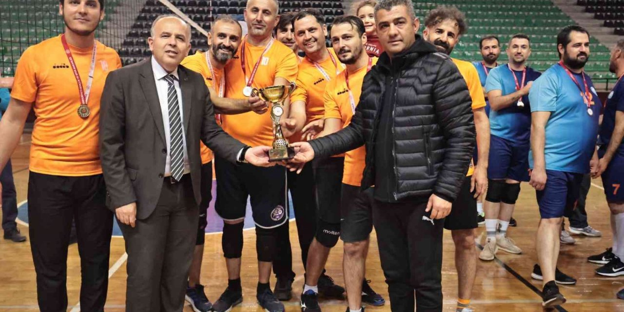 Denizli’de 400 öğretmen voleybol turnuvasında yarıştı