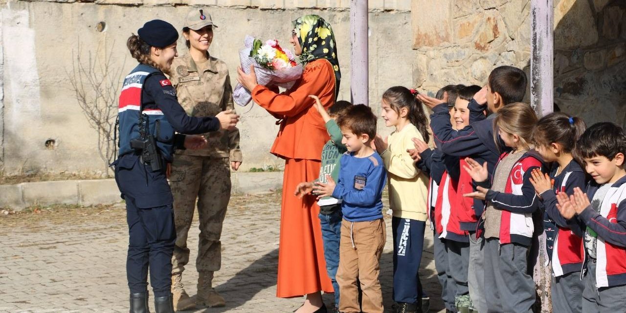 Bayburt’un en uzak köyündeki tek öğretmenine jandarmadan sürpriz