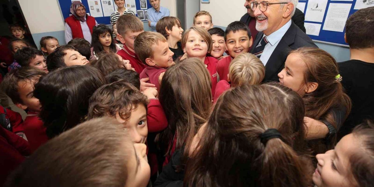 Başkan Erdem’den okullara Öğretmenler Günü ziyareti