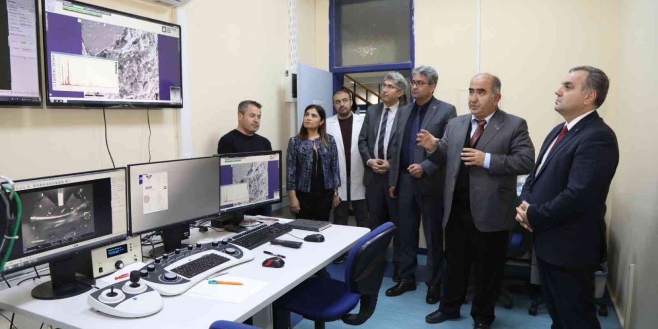 ERÜ Rektörü Altun, Teknoloji Araştırma ve Uygulama Merkezi’nde İncelemelerde Bulundu