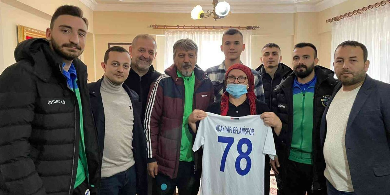 Futbolcular, şehit öğretmenin ailesini ziyaret etti