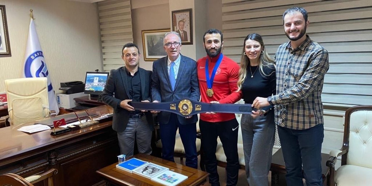 Dünya Şampiyonu Burhan Akbudak, Rektör Uzun’u ziyaret etti