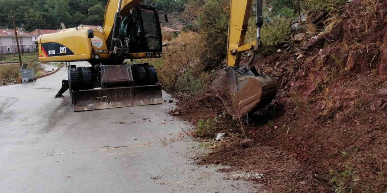 Marmaris Belediyesi ekiplerinin yağmur mesaisi