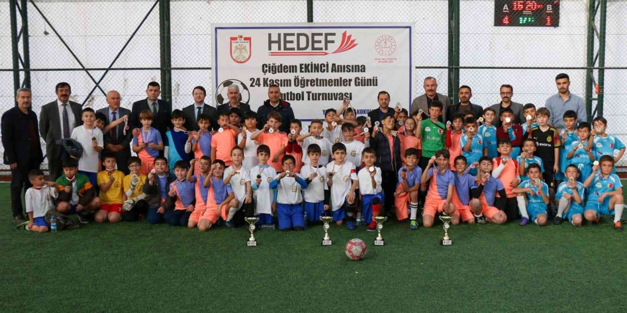 Vefat eden öğretmen anısına futbol turnuvası