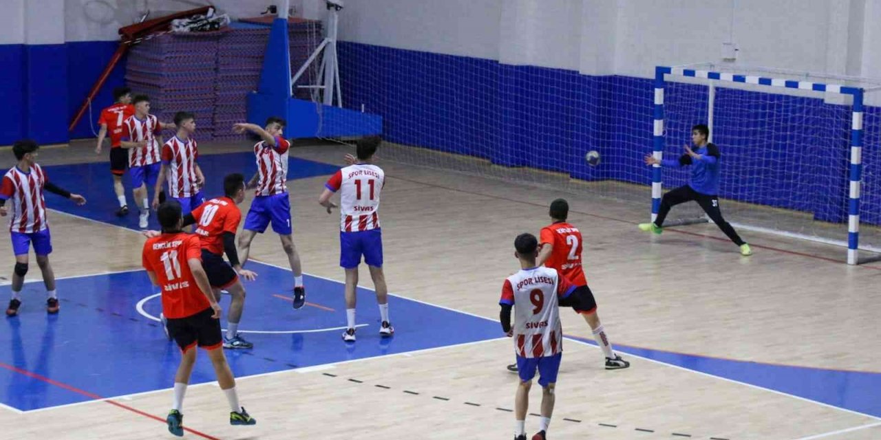 Okullar hentbolda yarışıyor