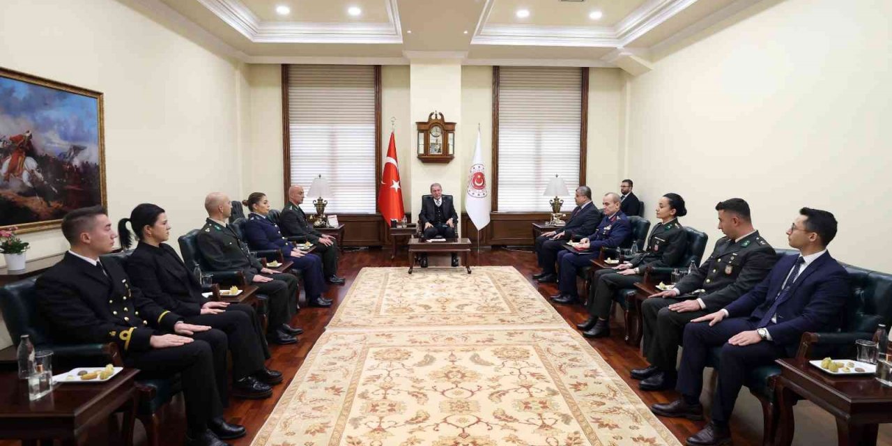 Bakan Akar, MSB’de görevli öğretmenlerle bir araya geldi