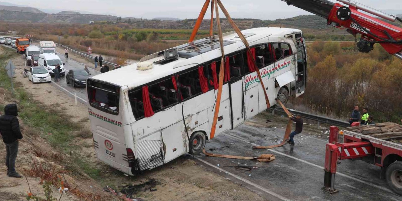 Mersin’de otobüs kazası: 1’i ağır 10 yaralı hastaneye sevk edildi