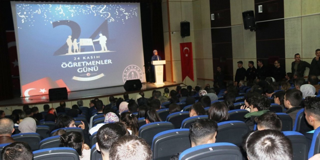 Bitlis’te 24 Kasım Öğretmenler Günü kutlandı