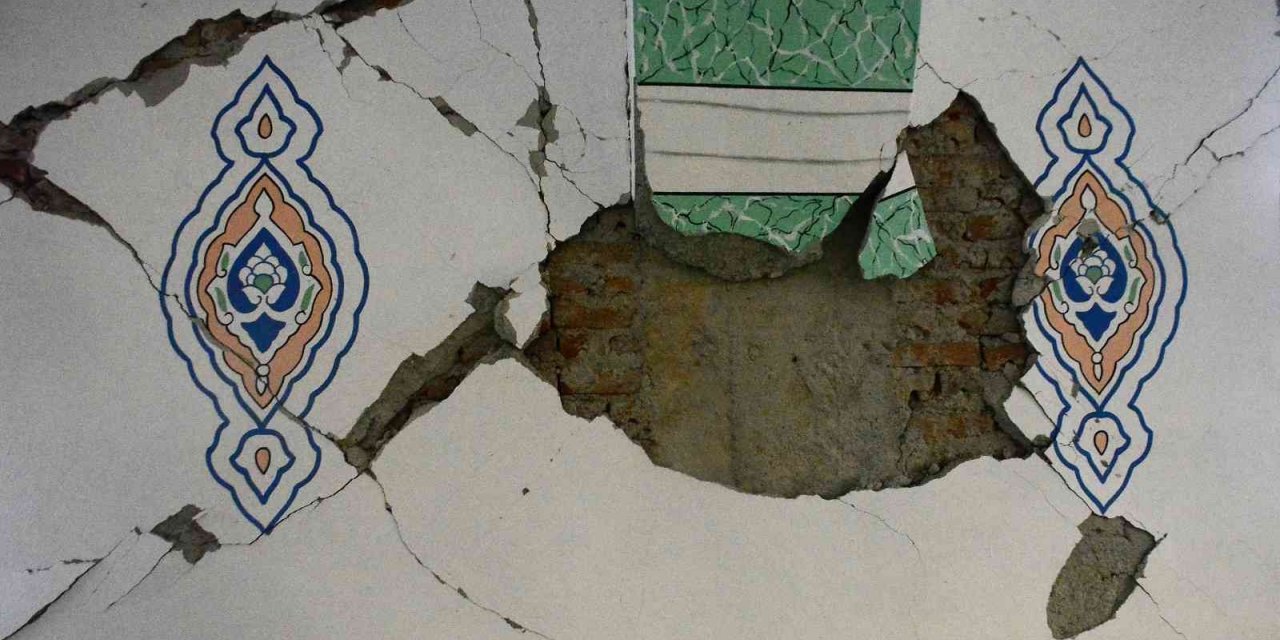 Depremde hasar gören caminin yıkılmasına karar verildi