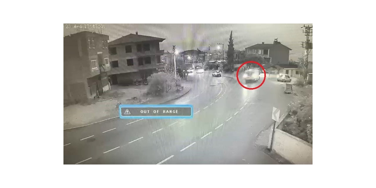 Minibüs duvara çarptı, kiviler yola saçıldı: 1 yaralı