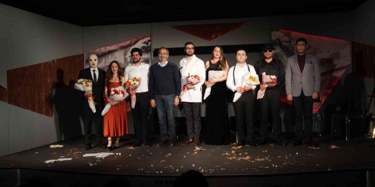 Tarsus Belediyesi Şehir Tiyatrosu, ’çirkin’ oyununun prömiyerini gerçekleştirdi