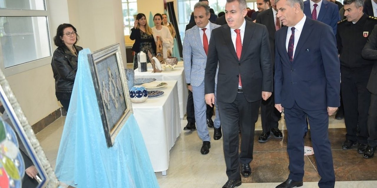 Adana’da Öğretmenler Günü kutlandı