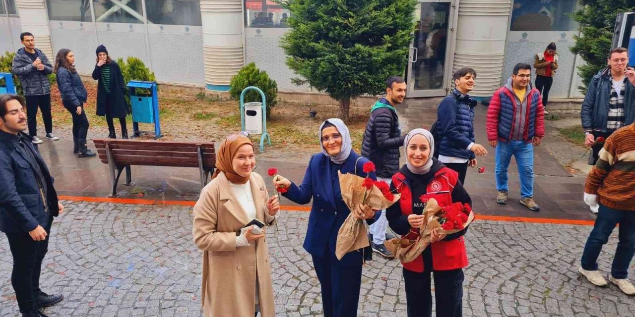 Öğretmen adaylarına da çiçek