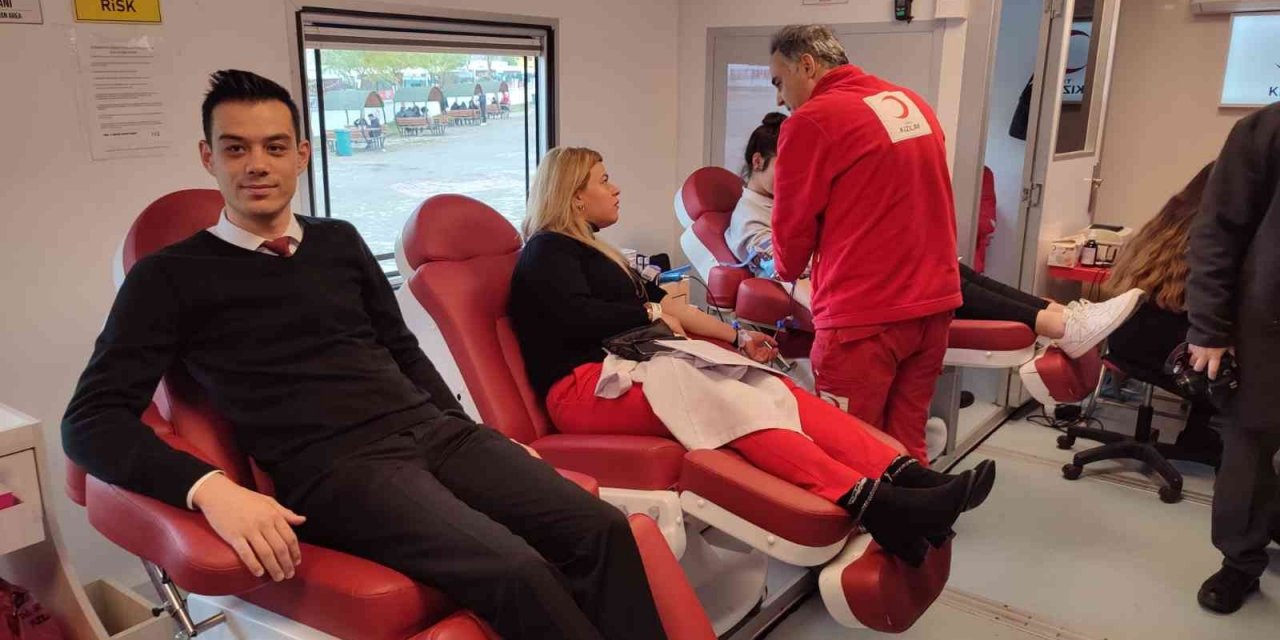 Öğretmenlerden 24 Kasım’da Kızılay’a anlamlı destek