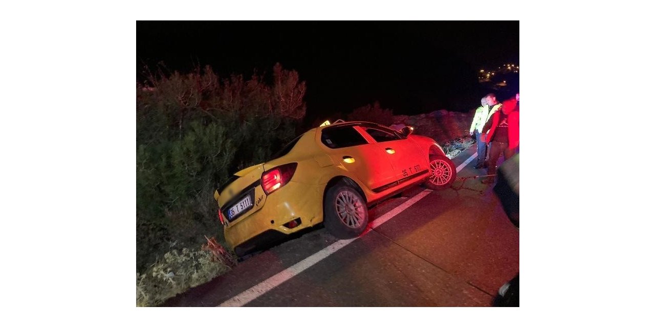 Araç bankette asılı kaldı, 3 kişilik aile itfaiye tarafından kurtarıldı