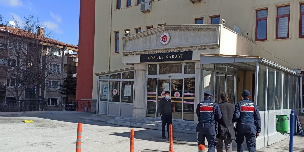 Farklı suçlardan aranan şahsı jandarma yakaladı