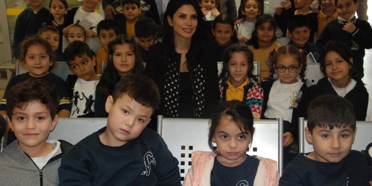 Öğrencileri sarılarak kutladı... Gülçin Öğretmen, Öğretmenler Günü’nde hediye kabul etmedi